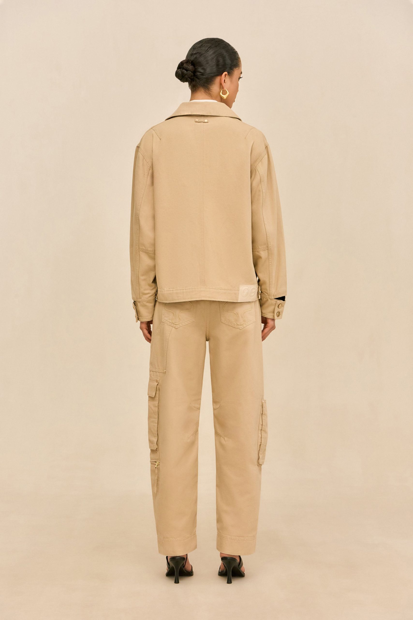 260319_DR_CG_42_XIA_PANT_VEGA_JACKET_0030_WEBBED_fa000797-a3b7-4f42-bc88-f18e9c8dd949-scaled