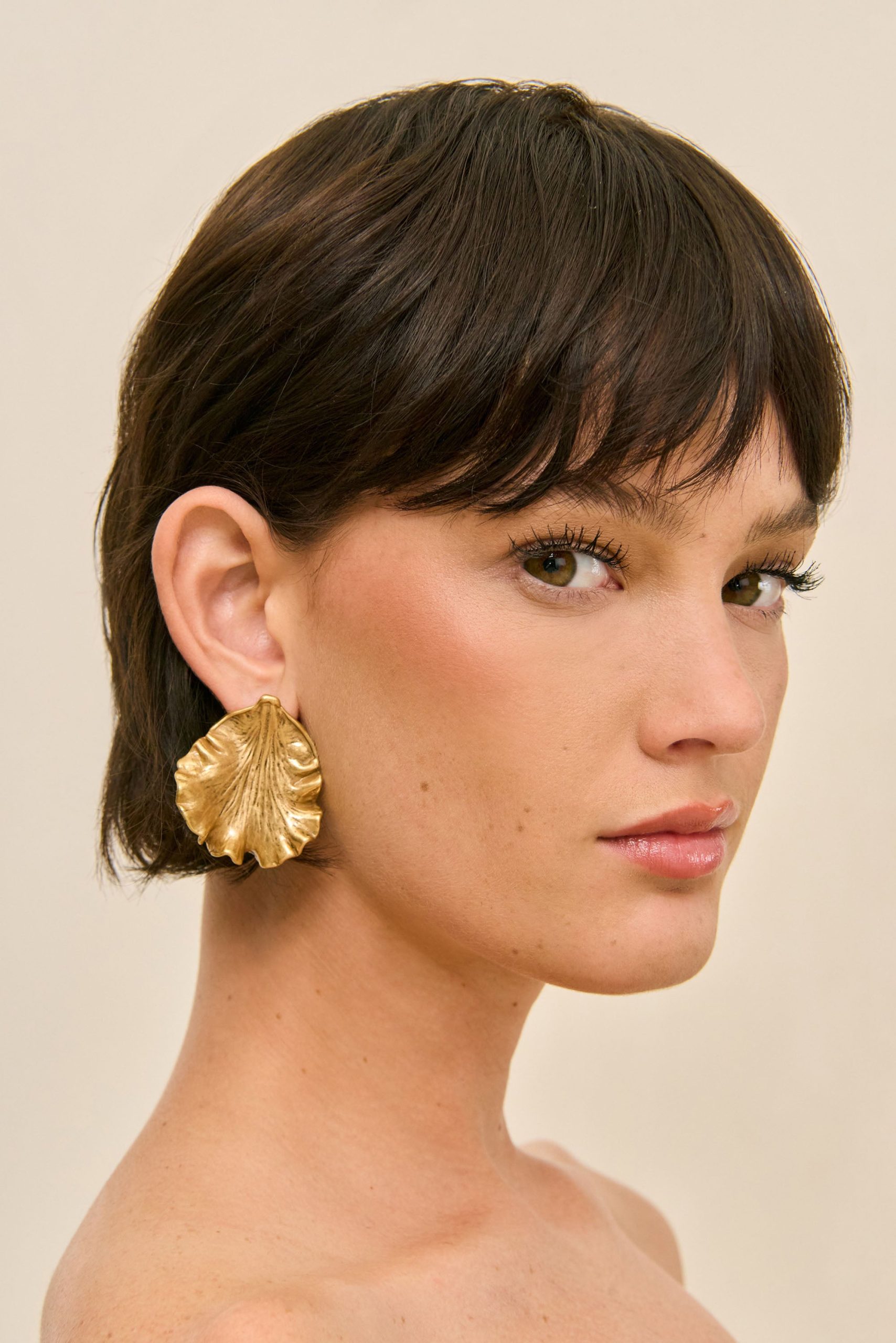 IRISLEAFEARRING_260519_DR_CG_PF26_ECOM_PRE-FALL_ACCESSORIES_0025_WEBBED-scaled